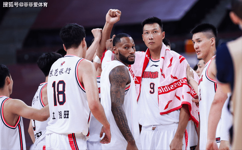 包含转会期社区盾传出新动向，深圳男篮内部沟通，管理层表态：球迷炸锅，临场指挥获称赞的词条